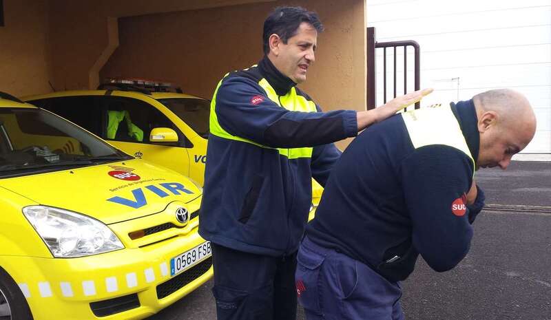 Con el torso hacia delante, comenzar con cinco golpes en la espalda (Foto TA)